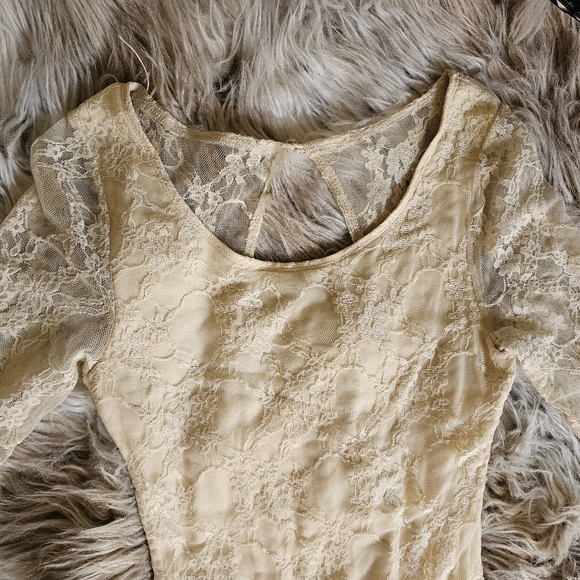 Elegant Lace ASOS Dresses In Cream - Picture 3 of 6